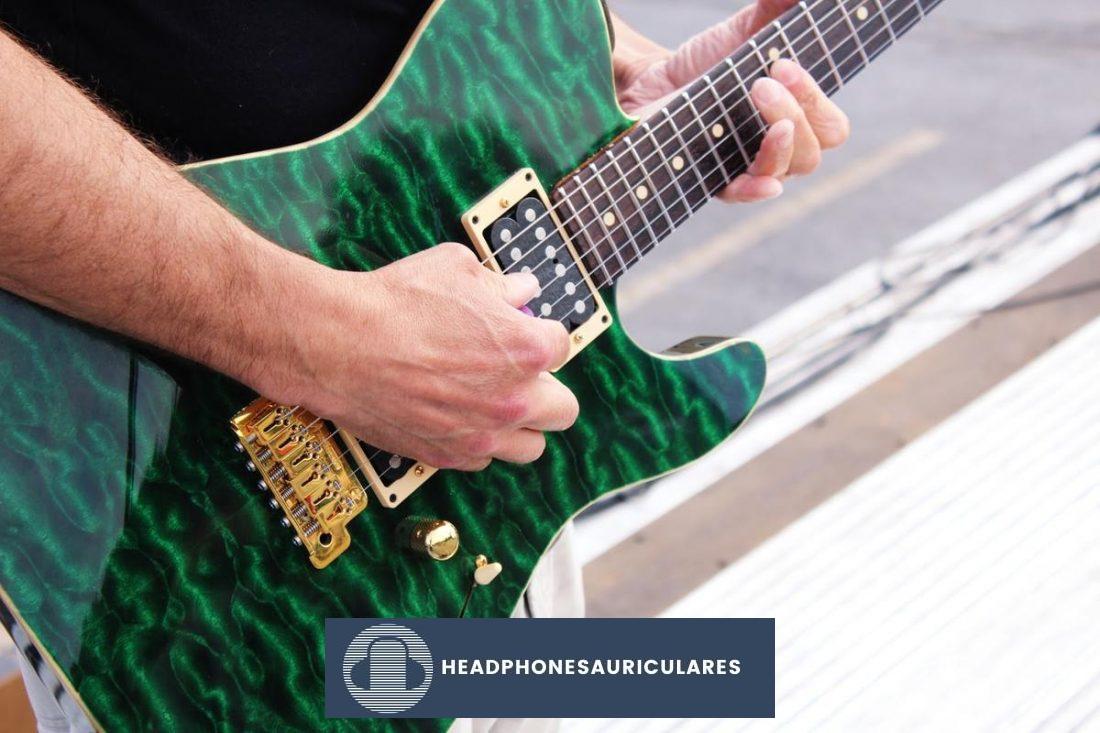 Puedes tocar una guitarra eléctrica usando auriculares usando un microamplificador (De Unsplash.com)