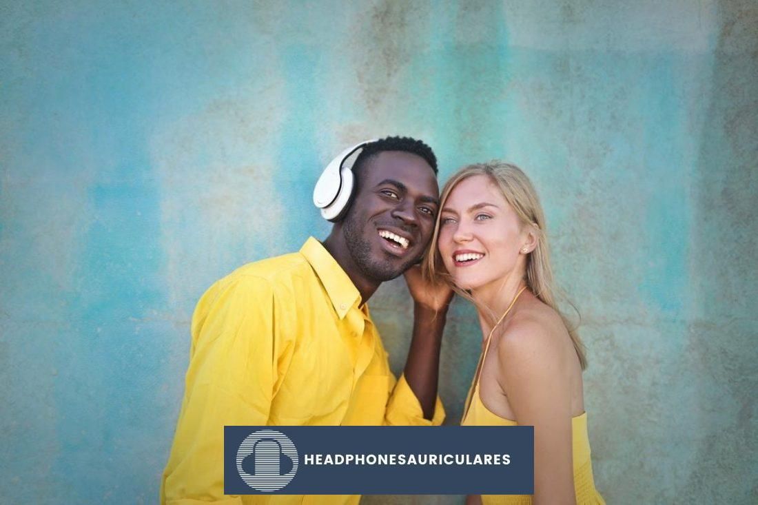 Una pareja compartiendo sus auriculares (De Pexels/Andrea Piacquadio)