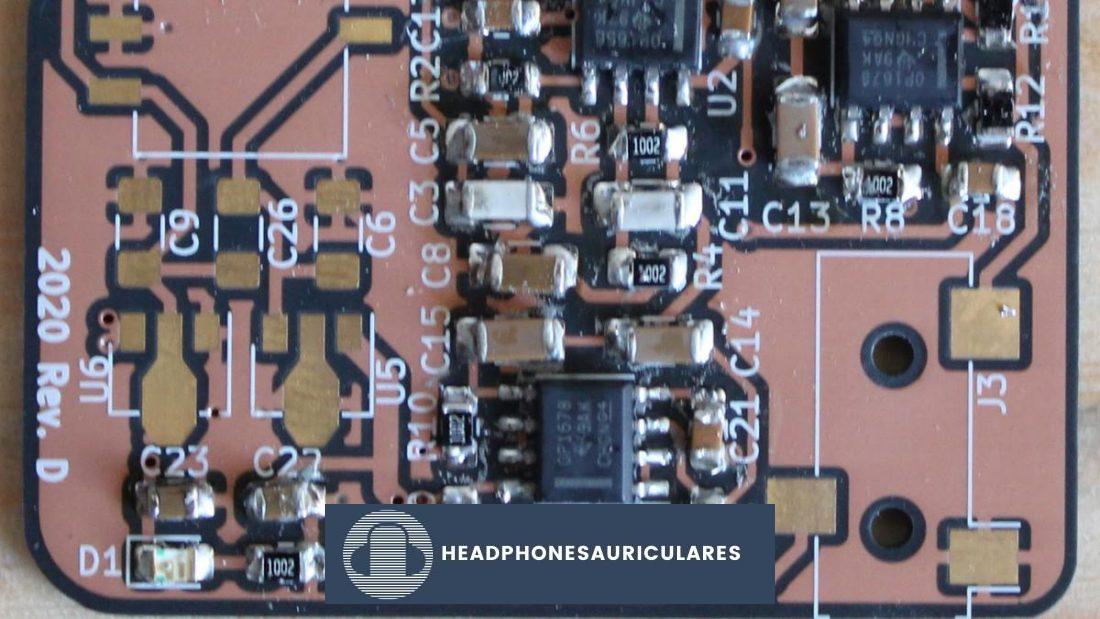 Estos condensadores de 2,2 microfaradios estabilizan el voltaje regulado, proporcionando a los amplificadores operacionales un voltaje de funcionamiento limpio.