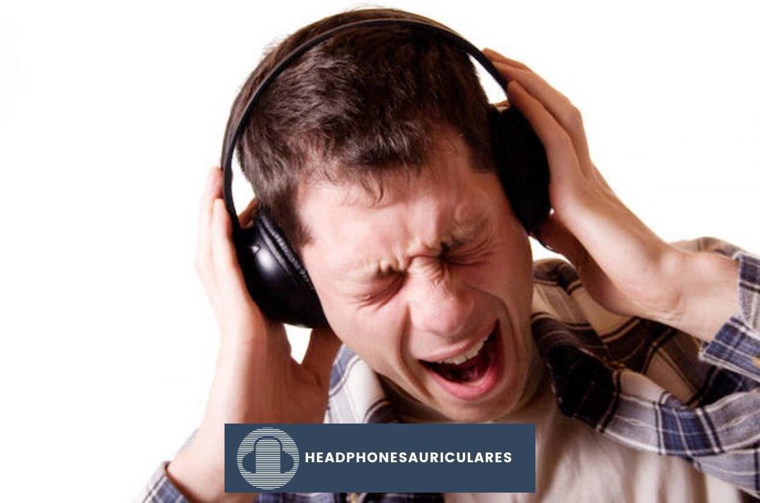 Usar los auriculares a un volumen alto (De: theregister.co.uk).