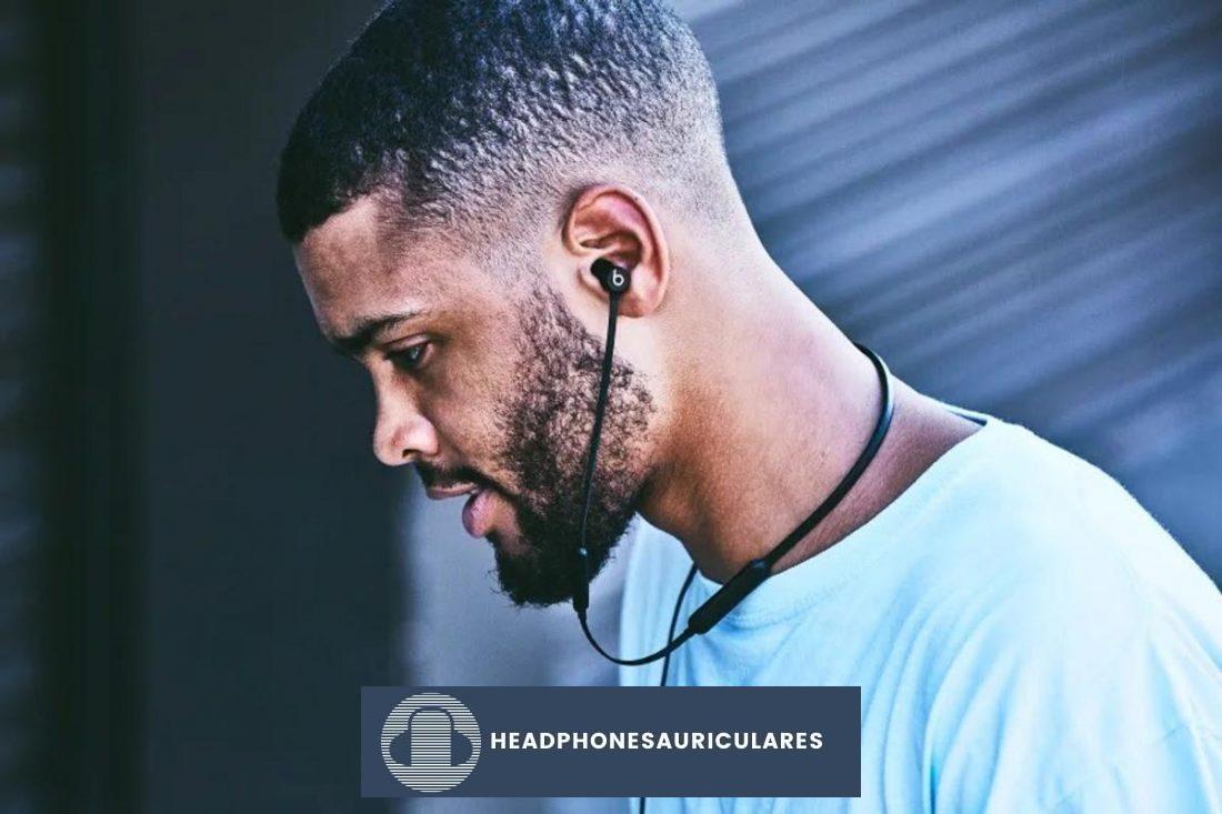 Usar correctamente los auriculares (De: beatsbydre.com).