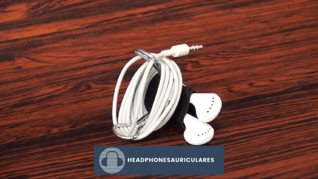 Envuelva los cables de sus auriculares alrededor de un clip de carpeta para mantenerlos organizados.  (De: SpaceTech)