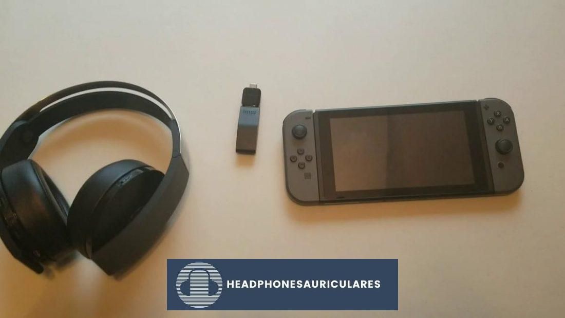 Auriculares Bluetooth, adaptador USB-C con dongle USB y Nintendo Switch (De: youtube.com/user/S1RLANC3).