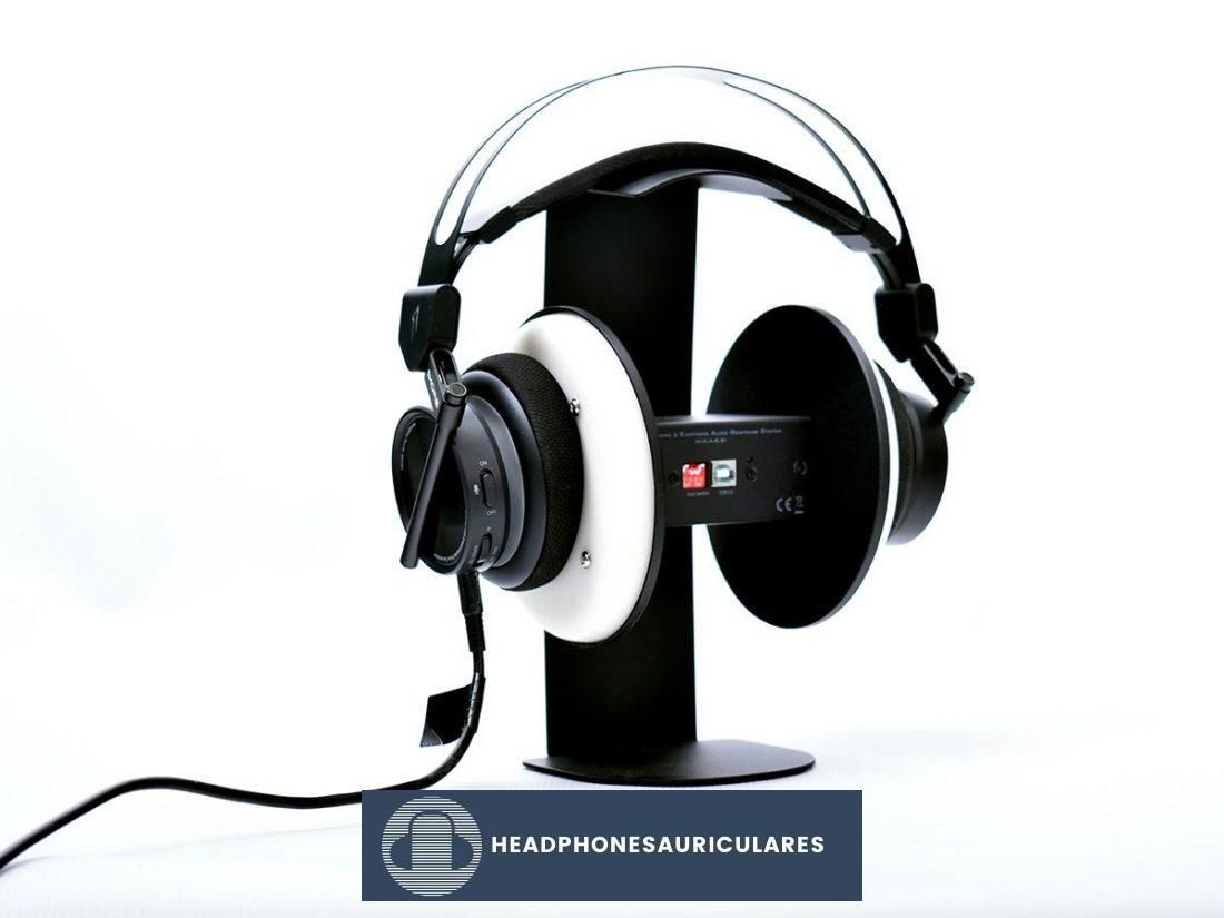 El dispositivo de prueba de auriculares MiniDSP EARS.  (De audioxpress.com)