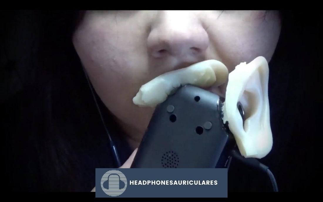 ASMR: comer el oído derecho (de YouTube.com)