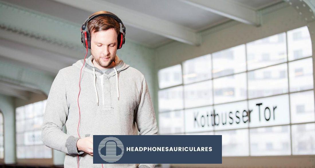 Una persona escuchando con auriculares (De: blog.teufelaudio.com)