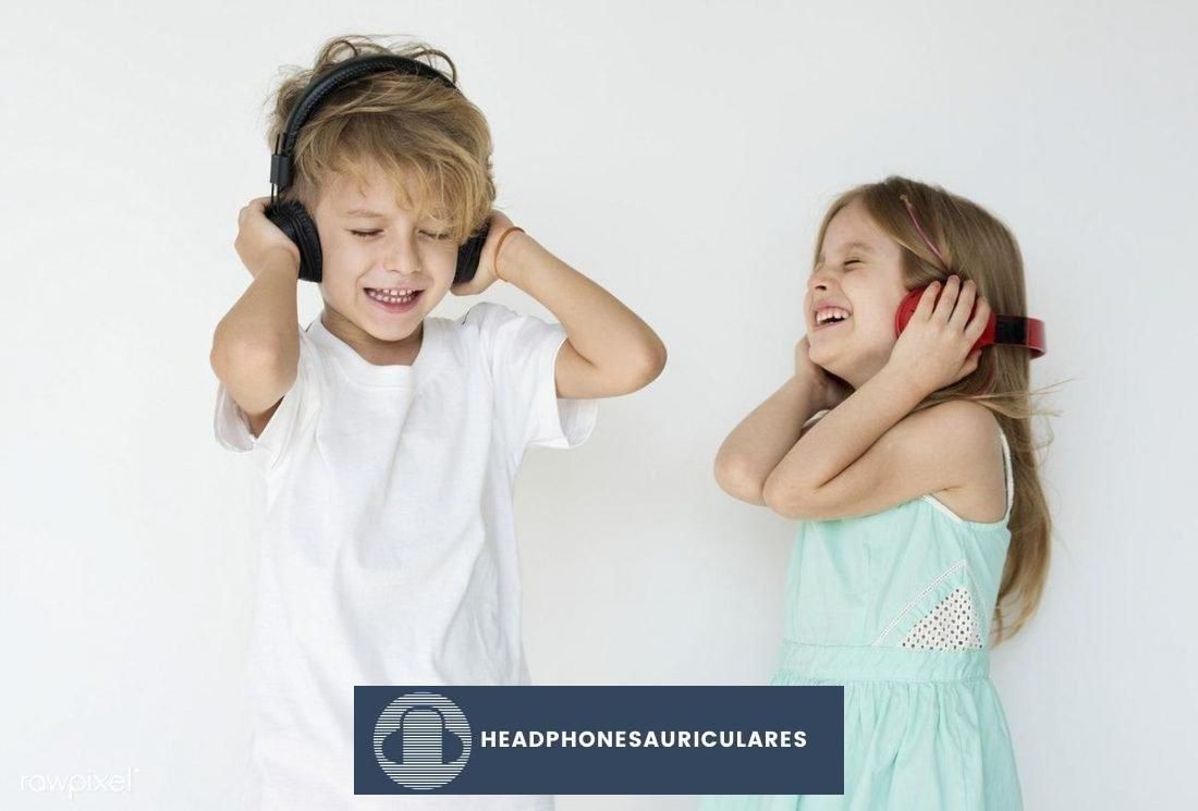 Niños escuchando música con auriculares (De pinterest.com)