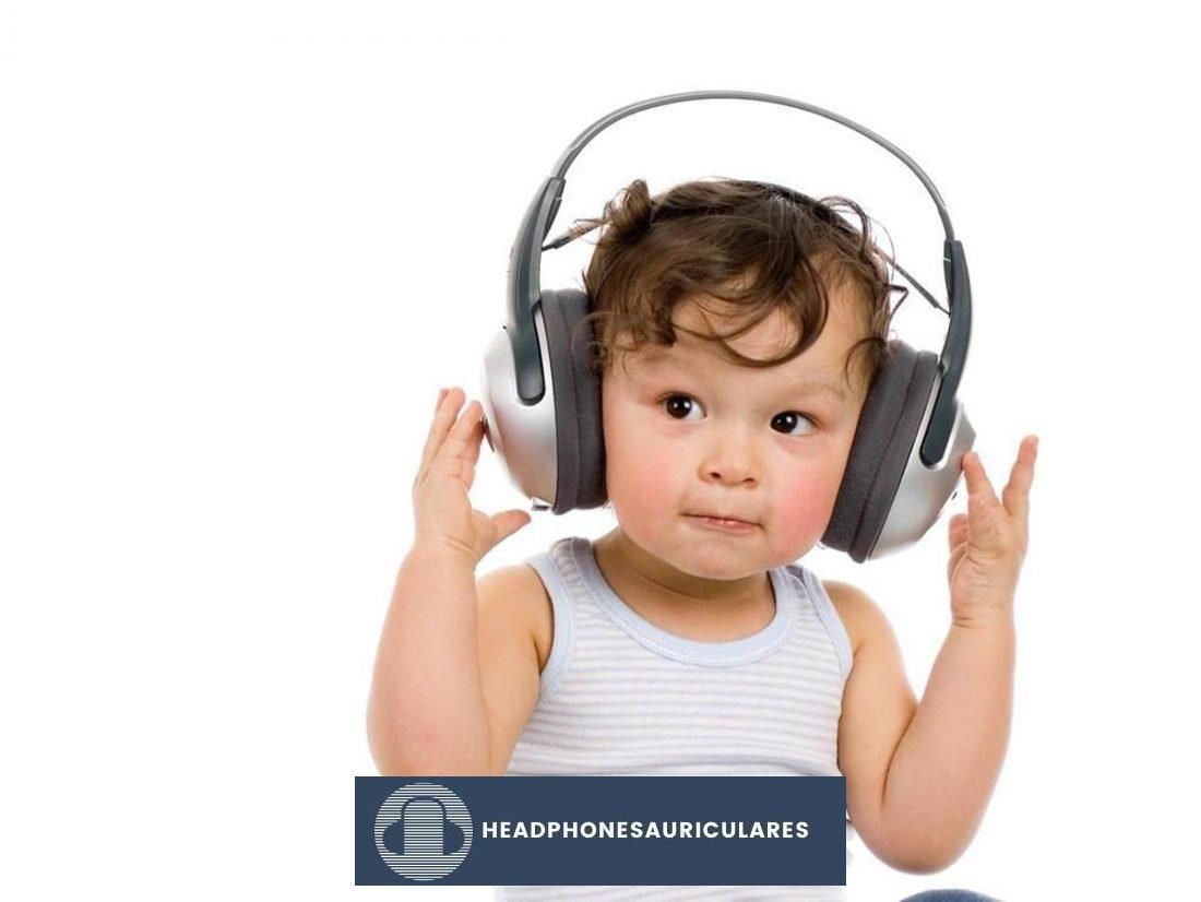 Niño usando audífonos grises (de pinterest.com)