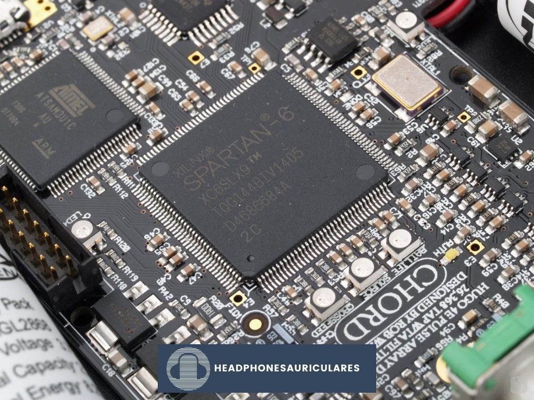 El chip Spartan 6 FPGA dentro del Chord Hugo.  (De: eng.soomal.com)