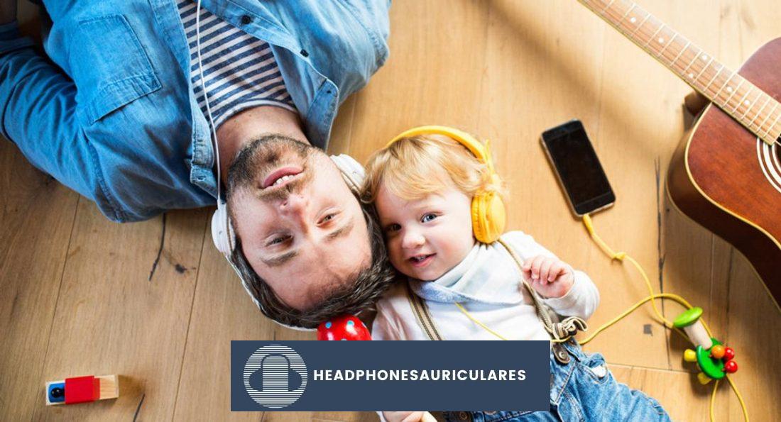 Un papá y su hijo pequeño usando audífonos (de babycentre.co.uk)