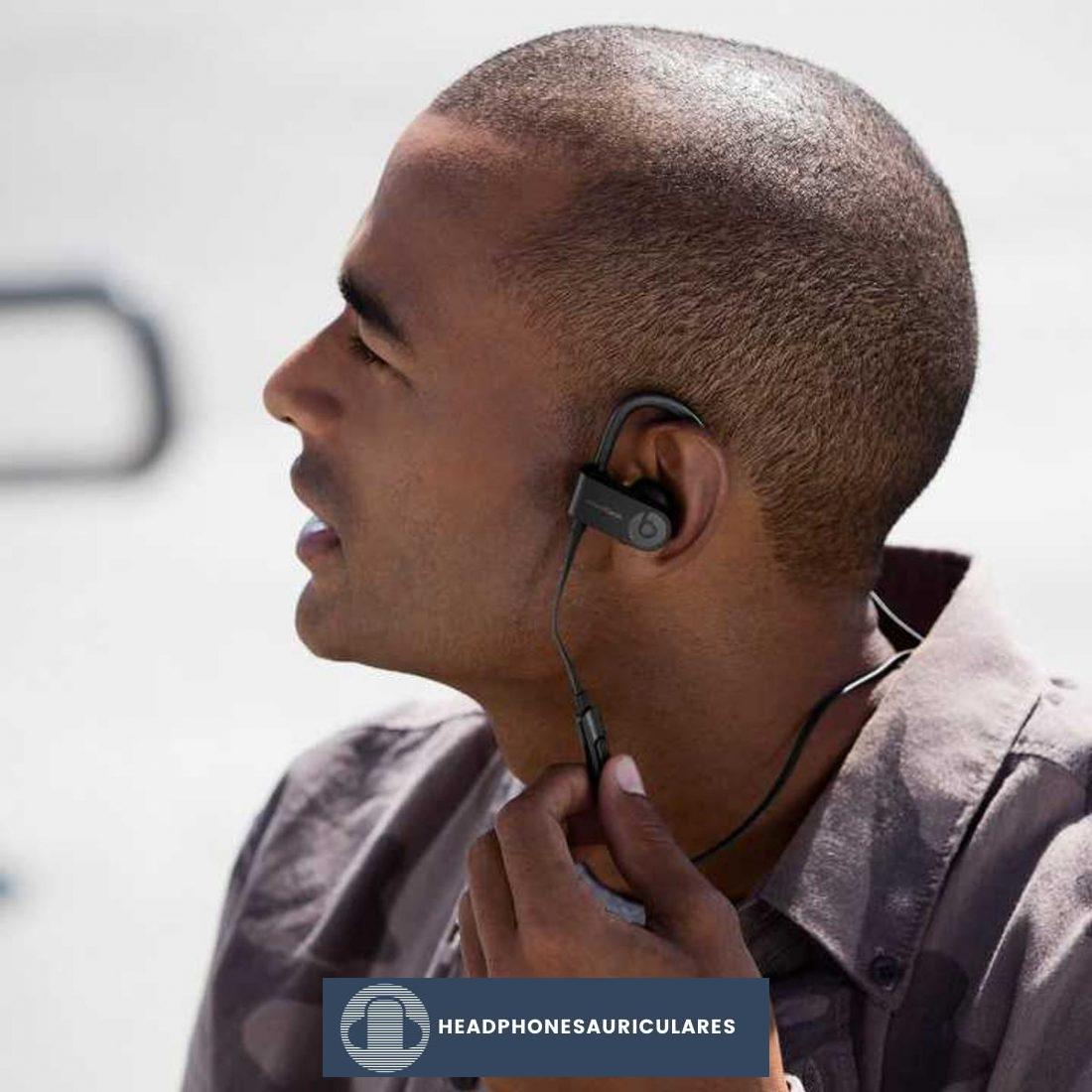 Hombre usando Powerbeats3 Wireless (De: Beats by Dre)