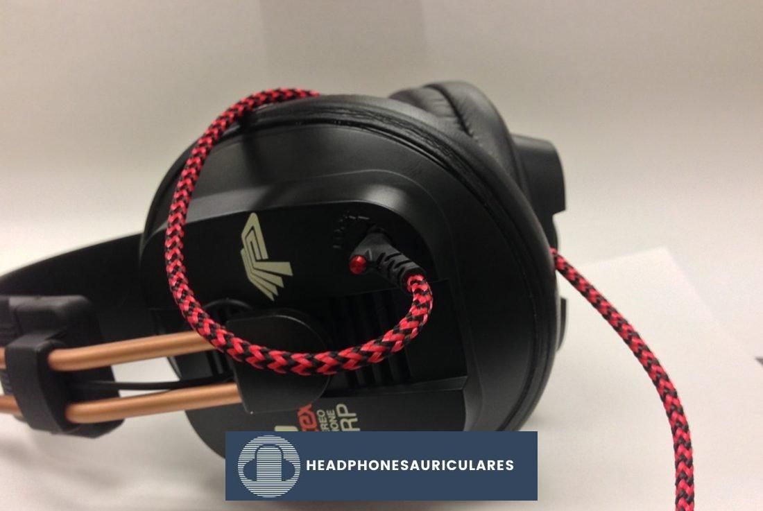Un cable rojo V-Moda Audio Only de Head-Fi.