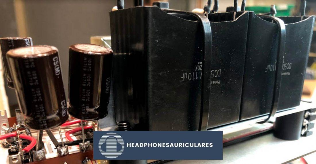 Condensadores de salida mejorados en una construcción de Bottlehead Crack por el autor de Headphonesty, Trav Wilson