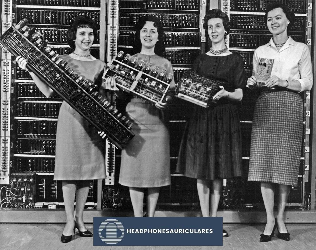 Mujeres matemáticas y programadoras que poseen los primeros módulos informáticos electrónicos basados ​​en tubos de vacío