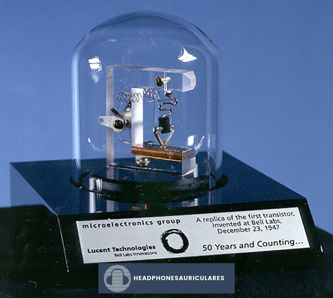 Una réplica del primer transistor.