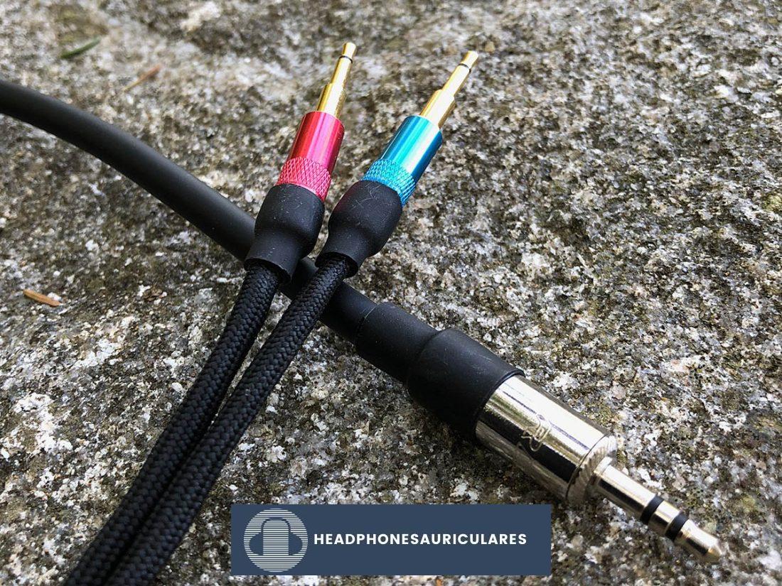 Una foto de mis cables de bricolaje con cable de micrófono Mogami, conector estéreo Neutrik Reen de 3,5 mm, conectores de copa para auriculares de 2,5 mm, revestimiento de paracord y envoltura retráctil.