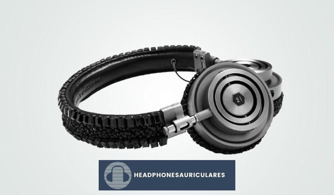 Auriculares Master & Dynamic MH30 de Carolyn Rowan.  (De: masterdynamic.com/ https://www.masterdynamic.com/blogs/news-culture/jet-black-swarovski-beading-for-our-signature-mh30-on-ear-headphones-carolyn-rowan-for -maestro-dinámico)