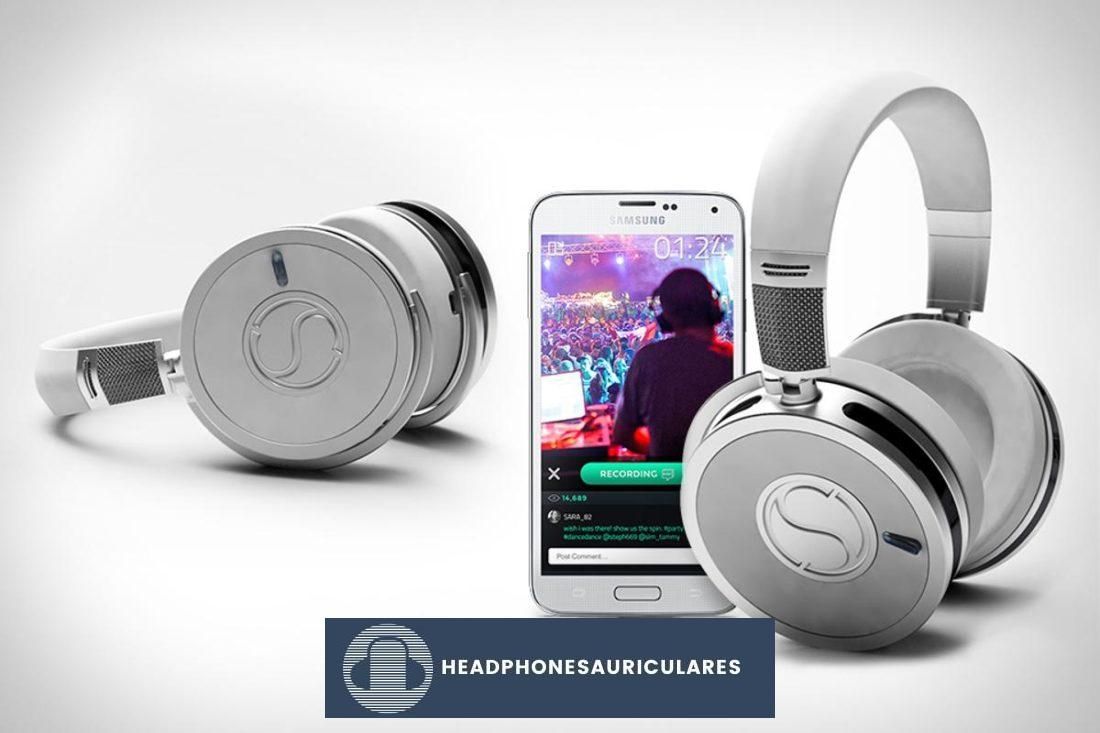 Un par de auriculares Soundsight junto a un teléfono inteligente.  (De: uncrate.com https://uncrate.com/soundsight-headphones/)