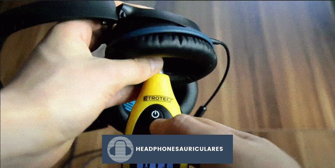 Medición del volumen de los auriculares con medidor de decibeles (De: Youtube/Techscrew)
