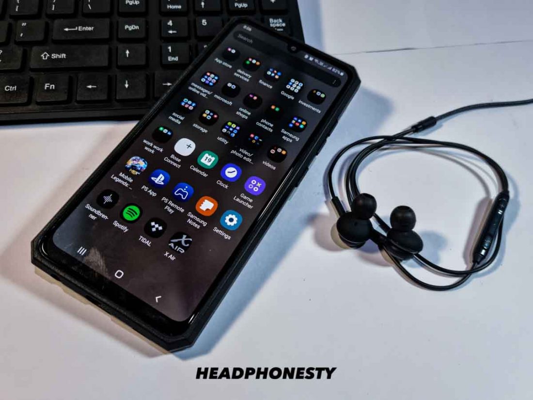 Conecte los auriculares a un dispositivo diferente