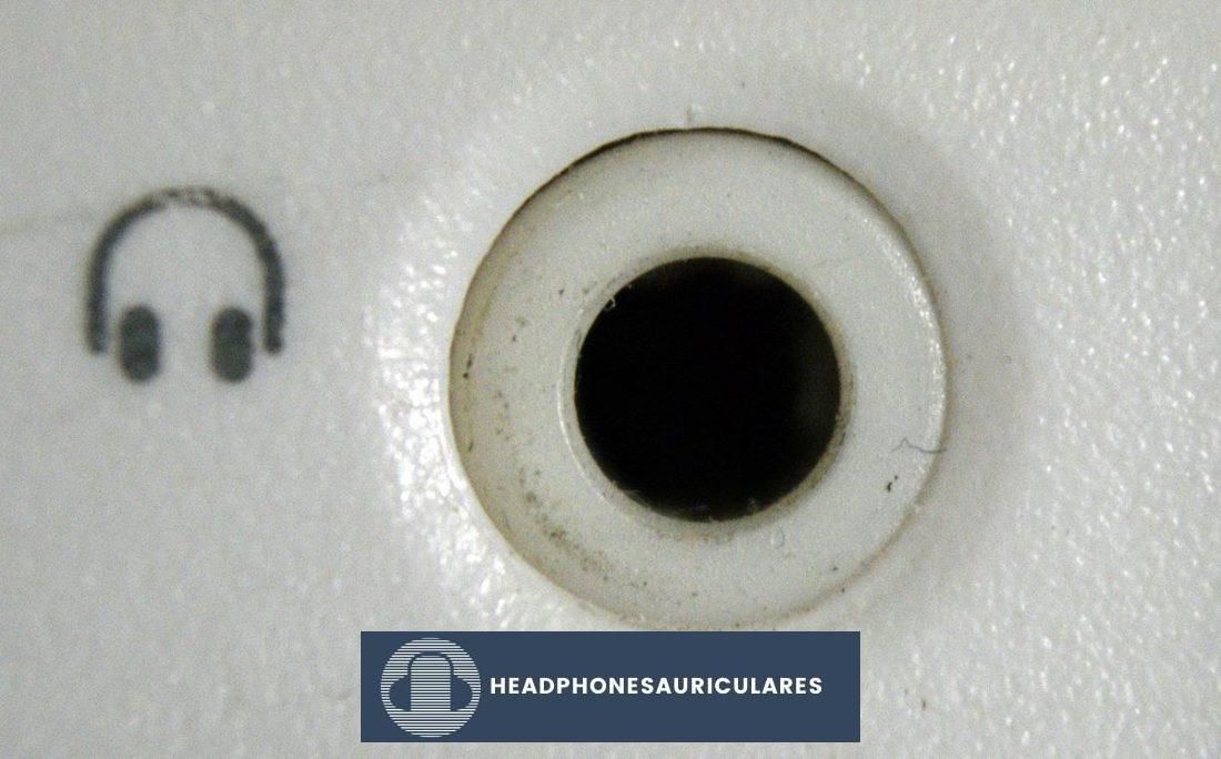 Revise el interior de la toma de auriculares en busca de residuos (de Commons.Wikimedia.org)