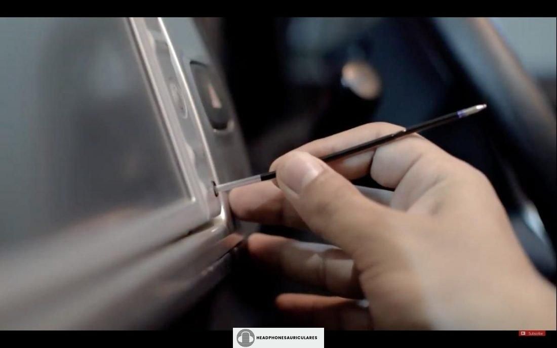 Cómo usar el tubo de tinta de un bolígrafo para quitar un conector de auriculares roto (de I Love Creativity / YouTube)