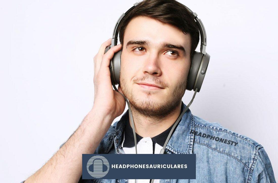 Aprende a usar tus auriculares y audífonos de la manera más óptima.  (De: Raisa Kanareva/123rf)