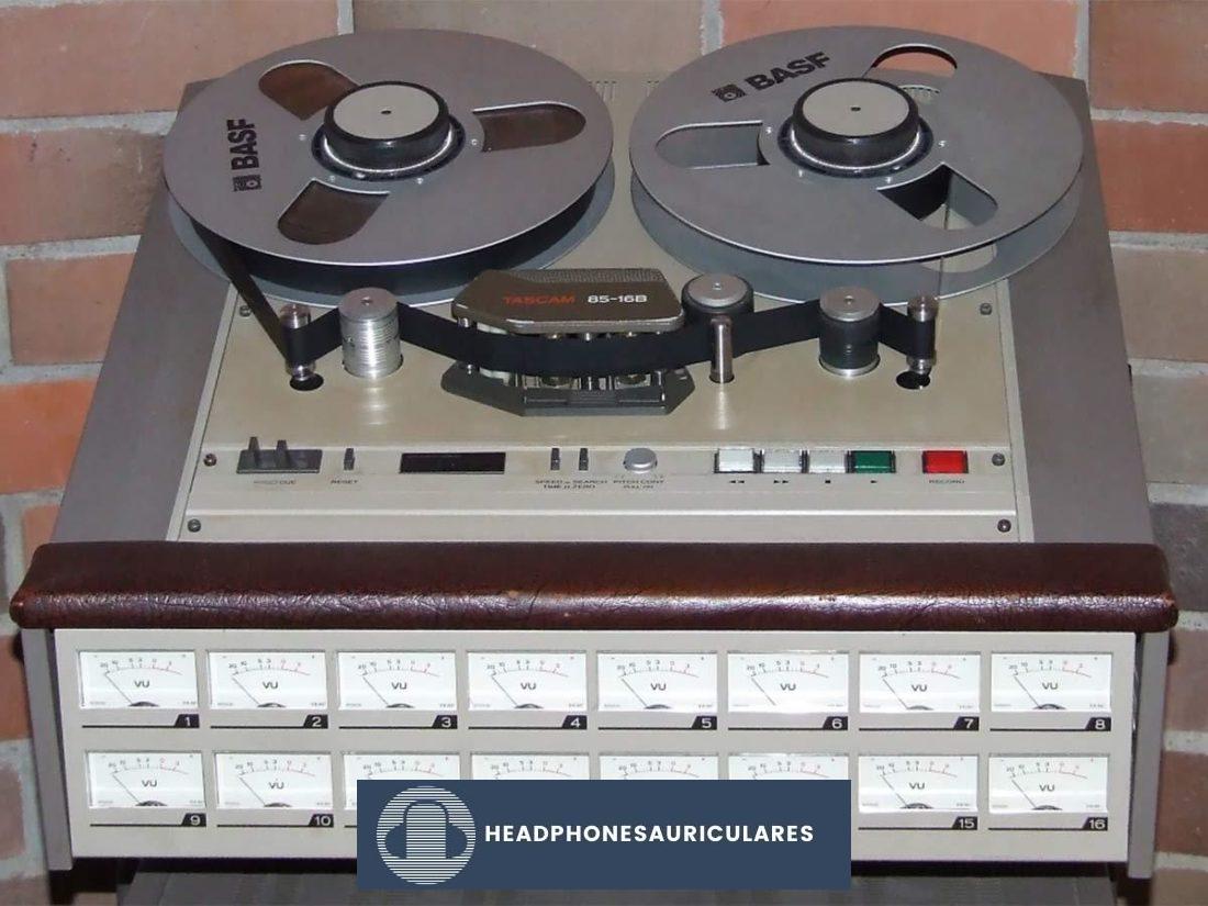 La grabadora multipista de cinta analógica TASCAM 85 16B es algo similar a Soundstream DAW (De: Wikimedia Commons).