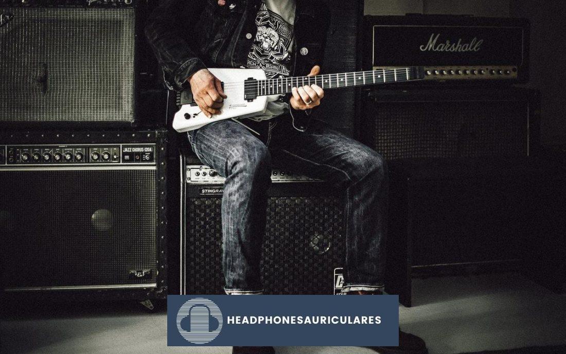 Conectar tus auriculares a un amplificador es la forma más fácil de conectarlos con tu guitarra (De Pexels.com)