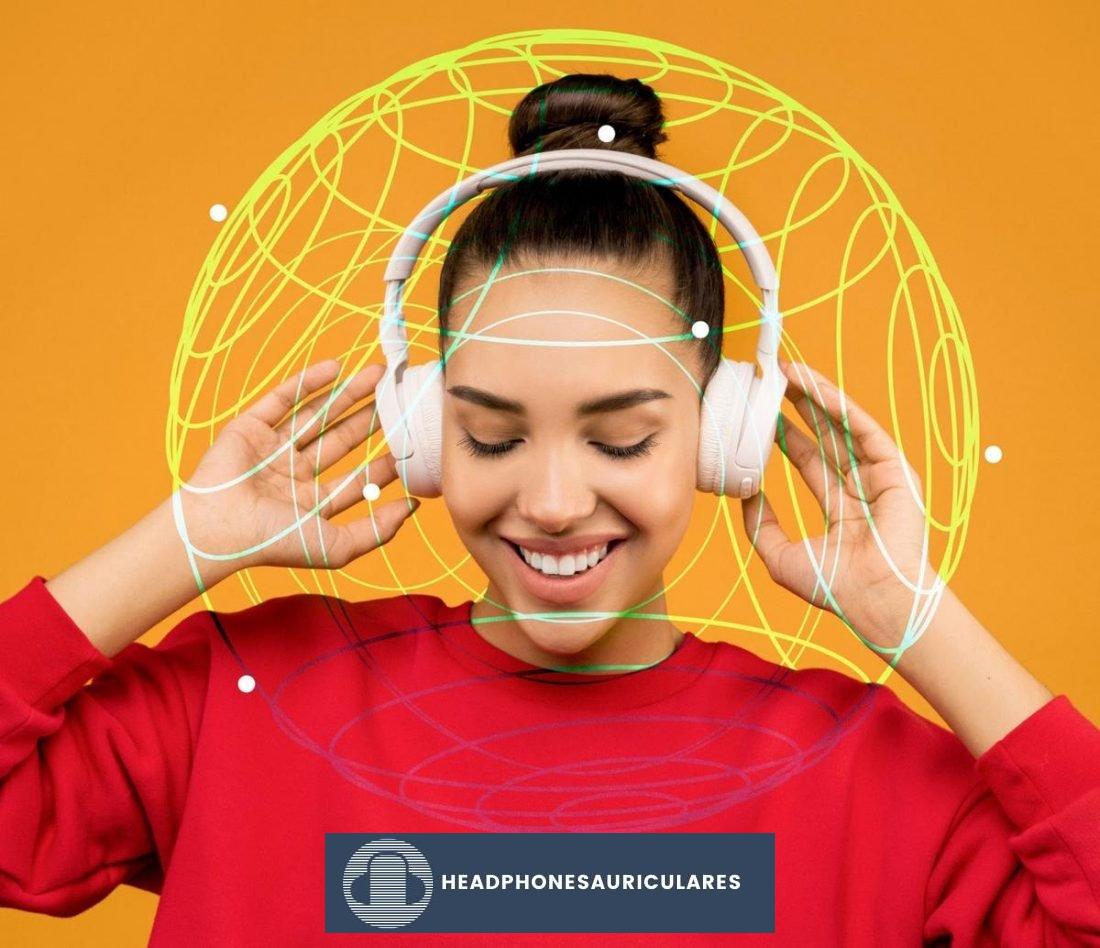 Mujer disfrutando del sonido espacial en los auriculares (De: Pexels)