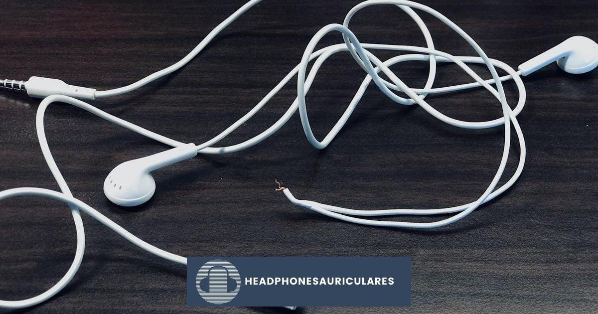 Cómo reparar los cables de los auriculares desgastados o rotos