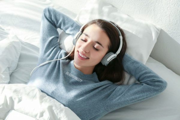 Dormir con auriculares: Cómo, beneficios, riesgos y alternativas
