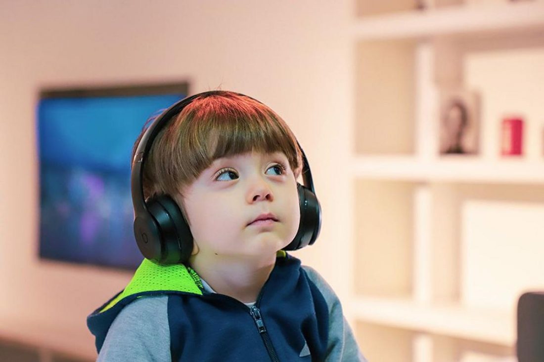 Niño usando auriculares (de popsci.com)